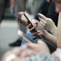 Si pasas mucho tiempo delante de pantallas, estos 5 consejos de un experto te ayudarán a mejorar tu salud