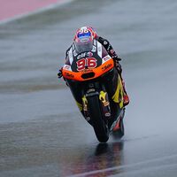 Jake Dixon castiga el error estratégico de Manu González bajo la lluvia doblándole y quitándole el liderato del mundial 