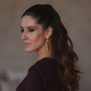 Sfera vende el vestido midi tricolor más elegante de su nueva colección: ideal para llevar a la oficina por poco más de 35 euros 