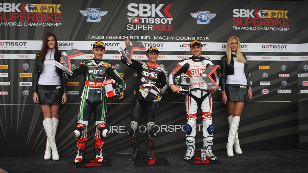 Leon Haslam y P. J. Jacobsen se llevan las poles en un mojado Magny-Cours