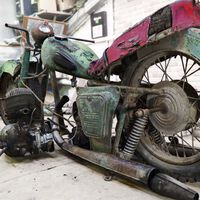 Ver cómo una Jawa destartalada se convierte en una moto de colección es puro ASMR hipnótico