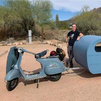 Tener una moto camper es más fácil de lo que parece, salvo que estés en España. La prueba es esta Vespa de 1962 