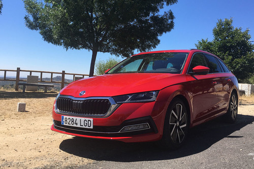 Probamos el nuevo Škoda Octavia: la berlina superventas sigue siendo igual de funcional y se convierte en un pequeño Superb