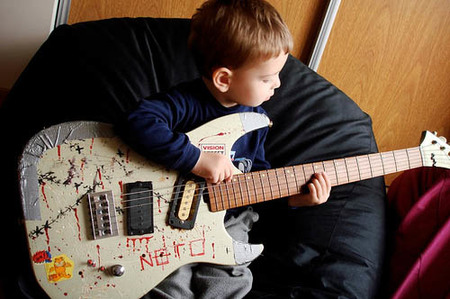 La foto de tu bebé: Mariano con la guitarra de su padre