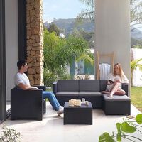 El conjunto de muebles que está arrasando en Amazon está fabricado con materiales reciclados y es ideal para el jardín 