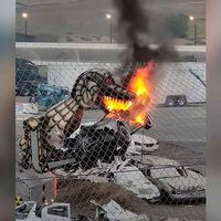 Nadie se explica por qué, pero uno de los hiperdeportivos americanos más emblemáticos de todos tiempos acabó destrozado por un dinosaurio robot