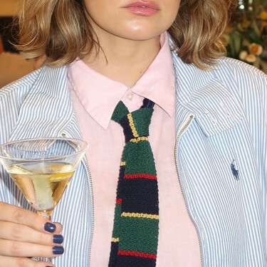 New Balance agotará las nuevas zapatillas en color 'guayaba' que llevarán las chicas mejor vestidas en la oficina