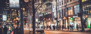 Por lo que sabemos del COVID-19, el peligro no está tanto en la gente de la calle viendo luces de navidad como en casi todo lo demás