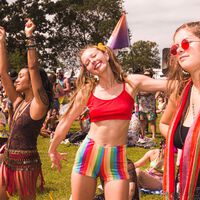 Súper ofertas: cinco básicos de Springfield que no te pueden faltar en tu look festivalero