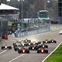 Si con dos coches por equipo no llenamos una parrilla de Fórmula 1, ¡ponemos tres!