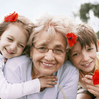 Estar con los abuelos, entre las tres cosas que más feliz hace a los niños españoles y una de las cosas que más echan de menos