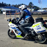 Si vas sin casco, te libras de la multa y encima te regalan uno nuevo. La criticada estrategia de la policía que está funcionando en Europa 