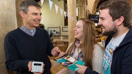 La Iglesia se hace contactless: los cepillos de la Iglesia de Inglaterra aceptarán Google Pay y Apple Pay