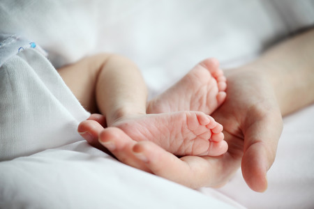 Detectan en el Hospital La Paz de Madrid un posible caso de transmisión vertical de Covid de una madre a su bebé