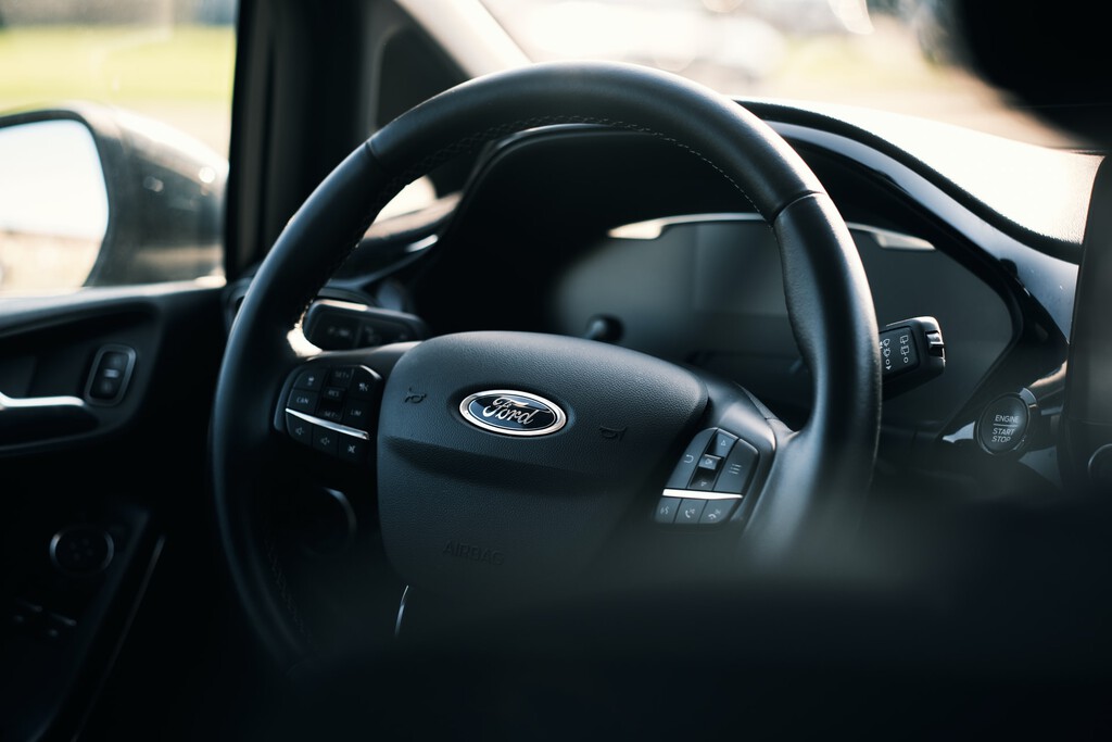 Ford venderá autos sin algunos componentes debido a la escasez de chips: serán más baratos y se podrán instalar después, como un DLC