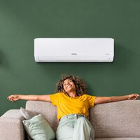 "Por cada grado que bajemos de más, es un 7 % más en la factura": un experto energético sobre la temperatura ideal del aire acondicionado en casa 