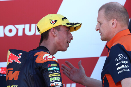 Acosta Valencia Moto2 2022 3