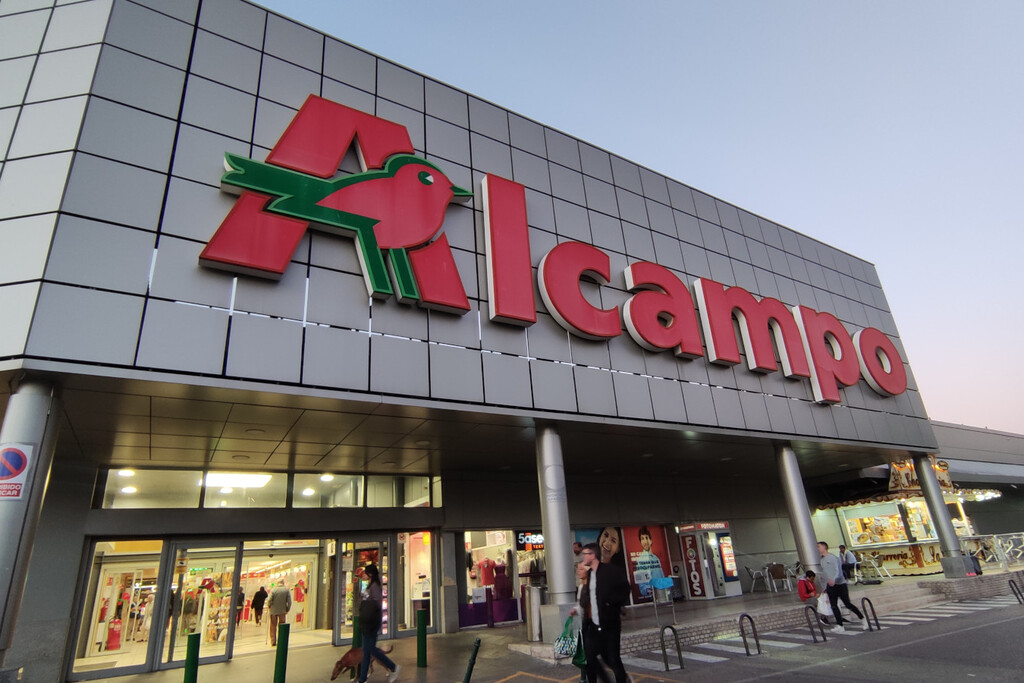 Alcampo va a sustituir 560.000 etiquetas de papel por pantallas electrónicas. Hay una cara B: los precios dinámicos