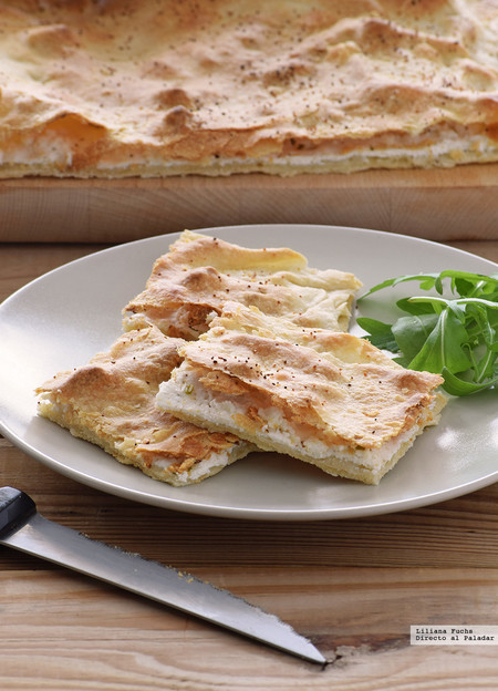 Focaccia crujiente de requesón y queso de cabra: receta rápida sin levadura