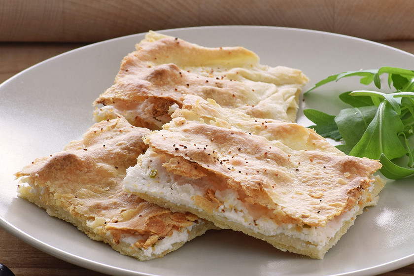 Focaccia crujiente de requesón y queso de cabra: receta rápida sin levadura