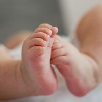 Nace un bebé tras permanecer durante dos meses en el vientre de su madre con muerte cerebral