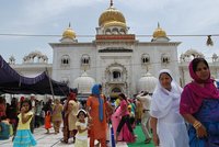 Comiendo en el templo sij de Delhi, en India