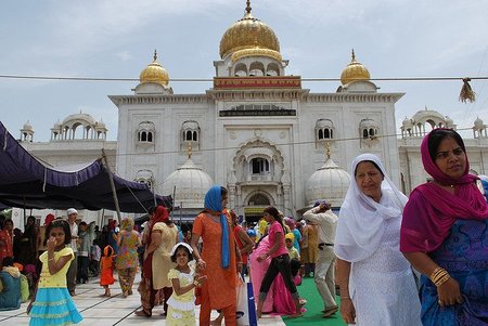 Comiendo en el templo sij de Delhi, en India