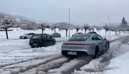 Un modesto Fiat Panda 4x4 clásico y un poderoso Porsche Taycan se miden en este vídeo en un drag sobre nieve