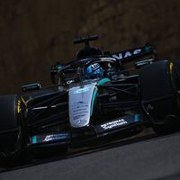 George Russell hace la pole de viernes en Bakú, Kimi Antonelli se estrella y Carlos Sainz aprovecha las mejoras de Williams 