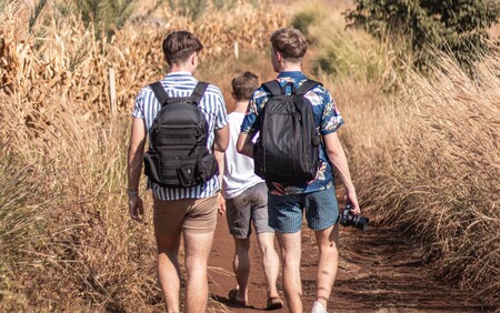 Listas para la aventura: la mochila ideal para llevar a la playa o la montaña la encuentras en las rebajas de Decathlon