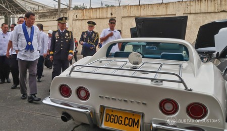En Filipinas tienen un problema con el contrabando de coches y lo solucionan a golpe de bulldozer