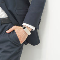 Diseñan una pulsera que transmite en tiempo real al futuro papá los movimientos de su bebé dentro del útero materno