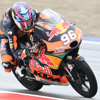 Daniel Holgado hace su primera pole position en Moto3 batiendo a Ayumu Sasaki por solo 10 milésimas