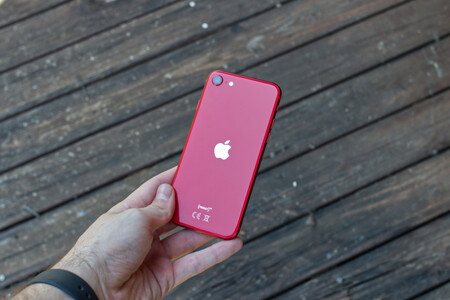 Si los ladrillos no son para ti hoy tienes un Apple iPhone SE (2020) a precio de chollo en el outlet de MediaMarkt: por 90 euros menos