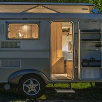 Nivelar bien una autocaravana o camper cuando la aparcas es más importante de lo que parece. No sólo para dormir mejor sino para no cargarte la nevera 