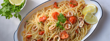 Espaguetis con sepia al ajillo, una receta súper fácil que sorprende a todo el que la prueba