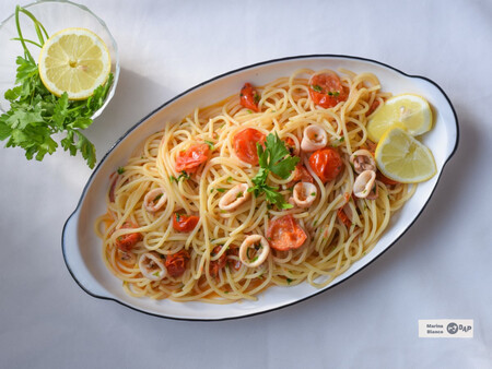 Espaguetis con sepia al ajillo, una receta súper fácil que sorprende a todo el que la prueba