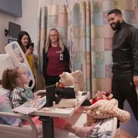 ¡Bravo Drake! El rapero visita por sorpresa en el hospital a una niña que espera un trasplante de corazón 