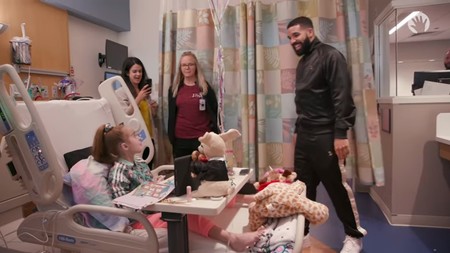 ¡Bravo Drake! El rapero visita por sorpresa en el hospital a una niña que espera un trasplante de corazón
