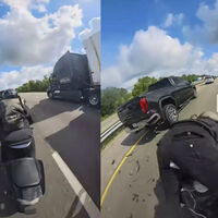 Se estrella a 225 km/h contra una pick-up: el vídeo que explica por qué no hacer el tonto con la moto en carretera