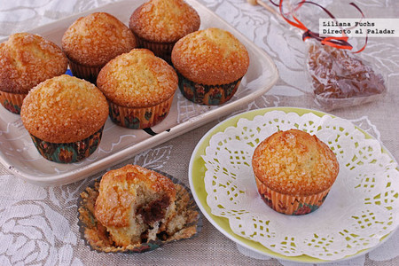 Mini magdalenas de aceite de oliva rellenas de crema de chocolate. Receta