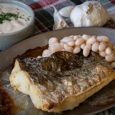 Bacalao a la llauna con mongetes, receta de un clásico de la cocina catalana