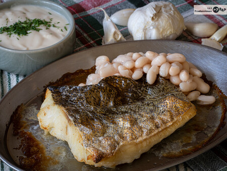 Bacalao a la llauna con mongetes, receta de un clásico de la cocina catalana