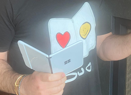 El Surface Duo es el protagonista en la foto de Panos Panay ¿tenemos un lanzamiento inminente?