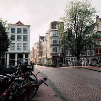 Ámsterdam declara la guerra al coche: en 2025 contará con 11.200 plazas de aparcamiento menos