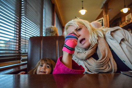 "No tenemos por qué aguantar a vuestros niños": un tuit enciende la polémica sobre el comportamiento de los pequeños en los restaurantes