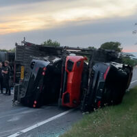 Entre reventar 10 coches de lujo o arrollar a unos ciclistas, este camionero no dudó