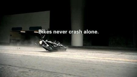 Las motos nunca se caen solas