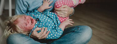 11 errores frecuentes que cometemos los padres cuando nuestros hijos están teniendo una rabieta 