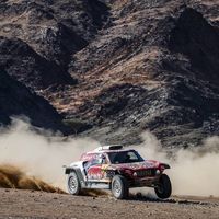 Stéphane Peterhansel le mete 7:18 a un Carlos Sainz que tuvo que abrir pista pero mantiene el liderato del Dakar